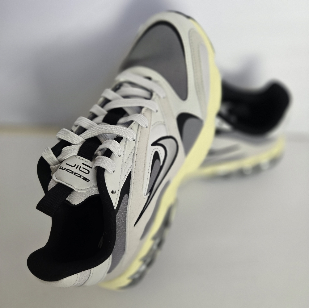 NEW, Nike Zoom Air Sneakers in Black and White.Size 7 1/2